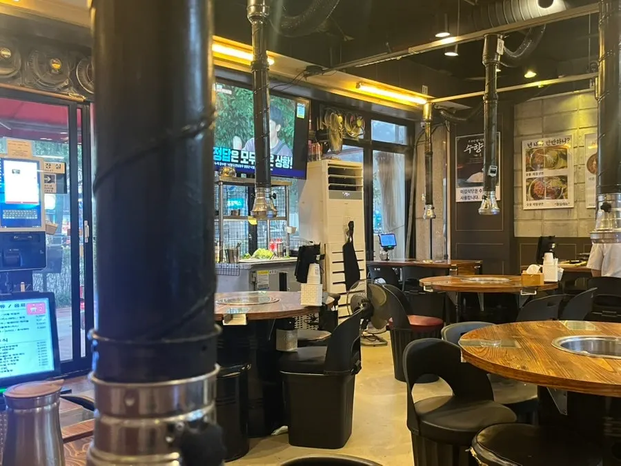 미강식당 홀 테이블 전경
