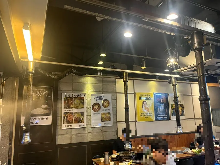 여러 명이 앉을 수 있는 미강식당 테이블