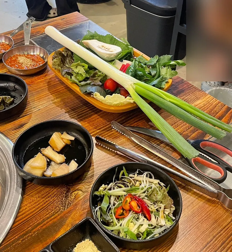 세팅된 반찬 접시들