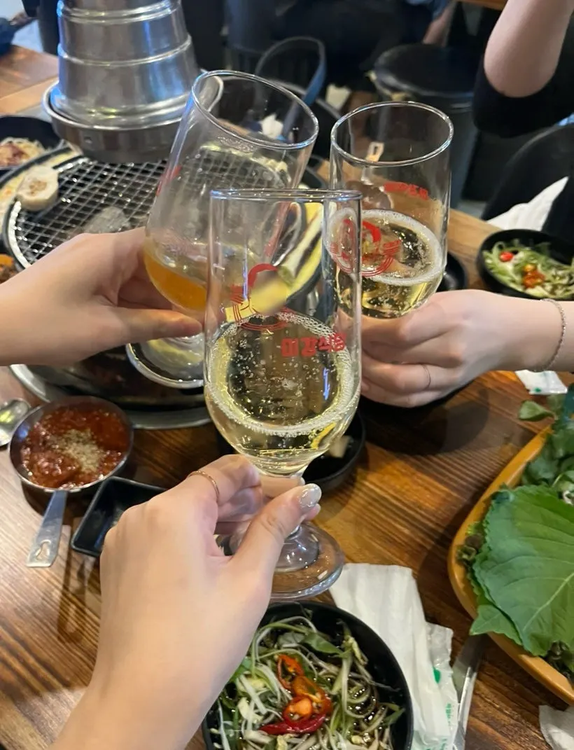 불판 위에 올려진 돼지고기