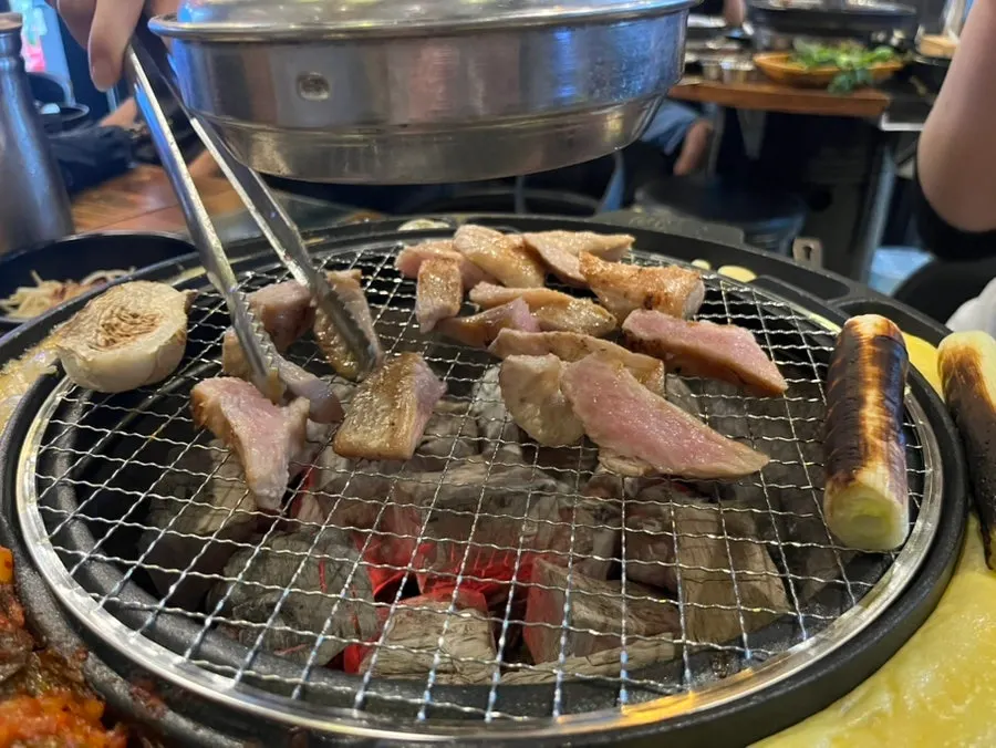 직원이 초벌해 가져다준 고기