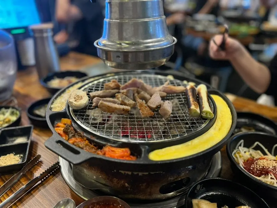 불판에서 익어가는 삼겹살