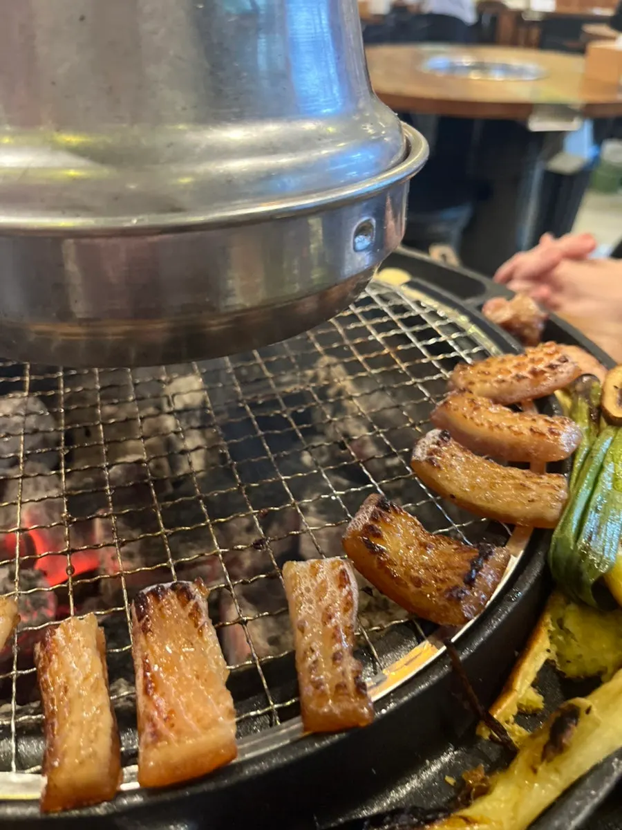 구워진 고기를 쌈과 함께 담은 모습