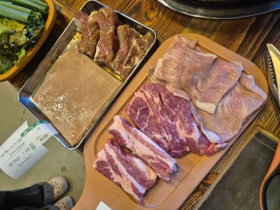 Self-serve corner with 4 types of lettuce wraps
