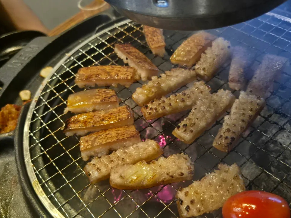 Grilled beehive-cut pork skin with scoring
