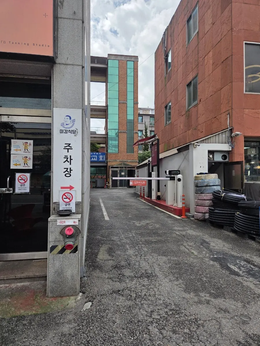 Entrance to the parking lot next to the restaurant building