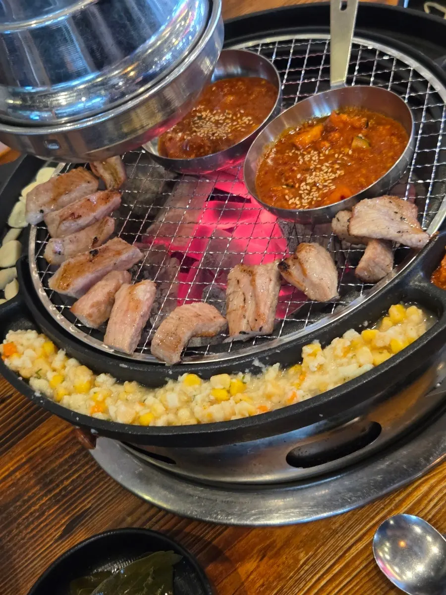 Sauces and side dishes served with the meat