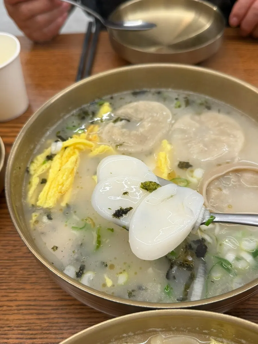 Two bowls of kal-mandu-guk and tteok-mandu-guk