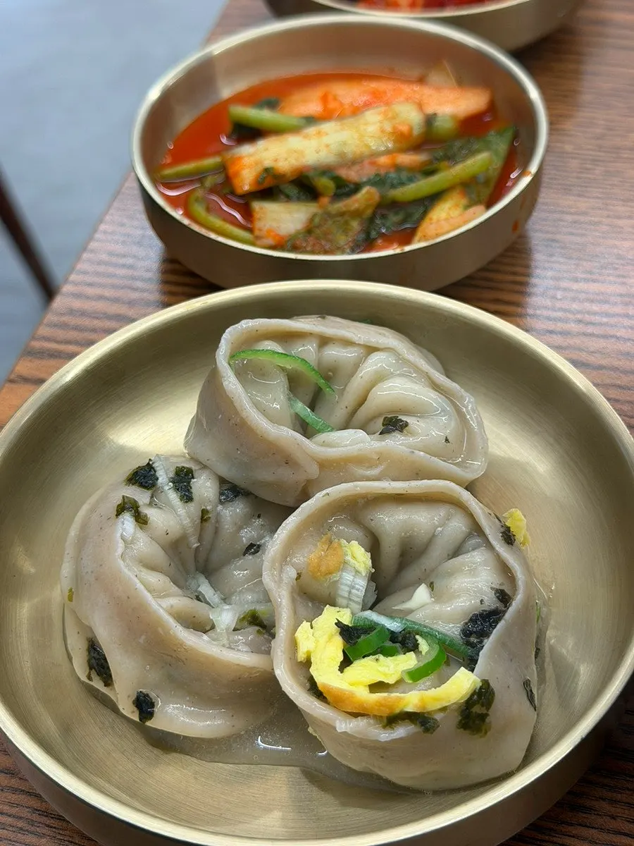 Chewy rice cake in tteok-mandu-guk broth