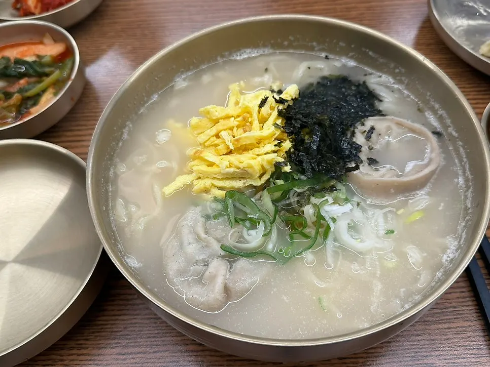 Dumplings and rice cake soaked in broth