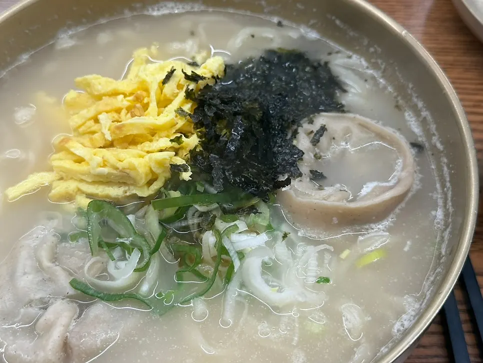 Kal-mandu-guk with knife-cut noodles