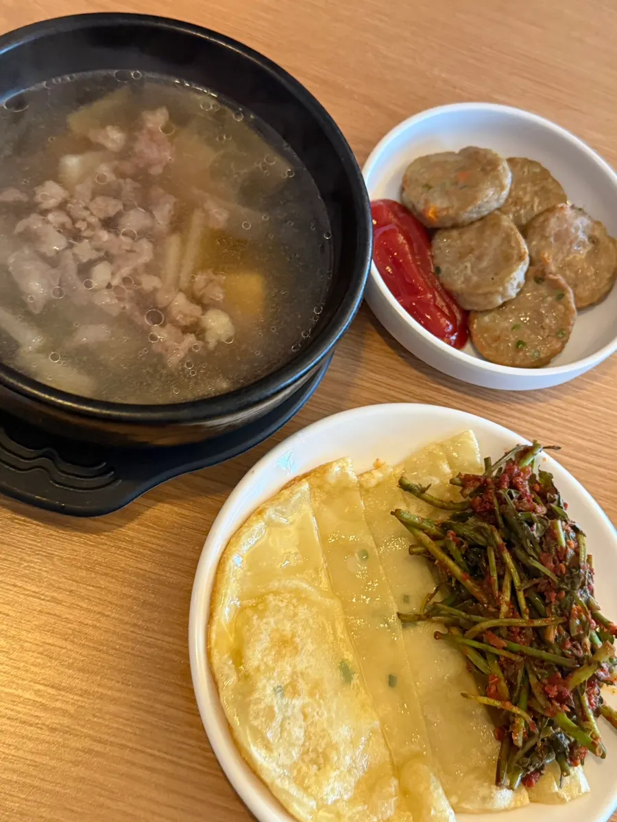 맑은 소고기무국과 동그랑땡, 납작만두 기본찬