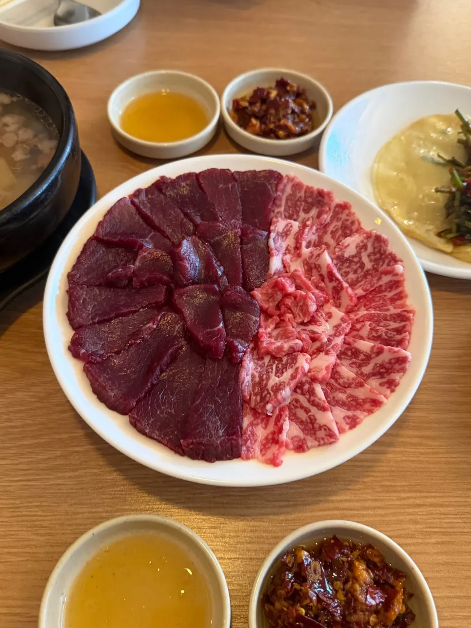 당일도축 뭉티기와 생차돌사시미 반반 접시