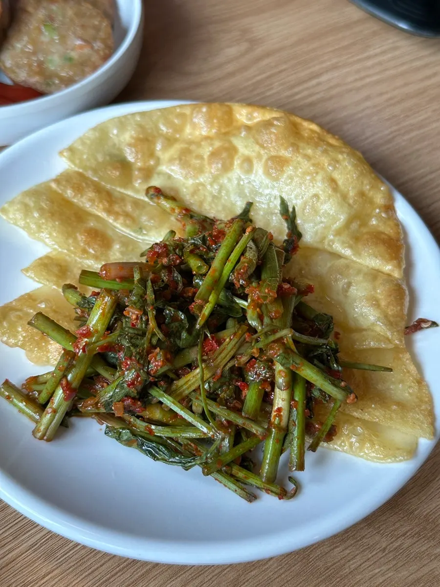 납작만두에 야채 올린 쌈