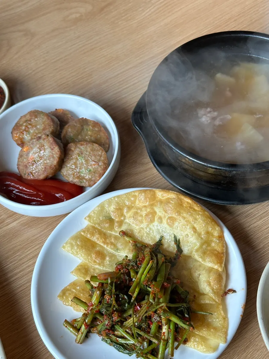 군더더기 없는 기본 반찬 구성