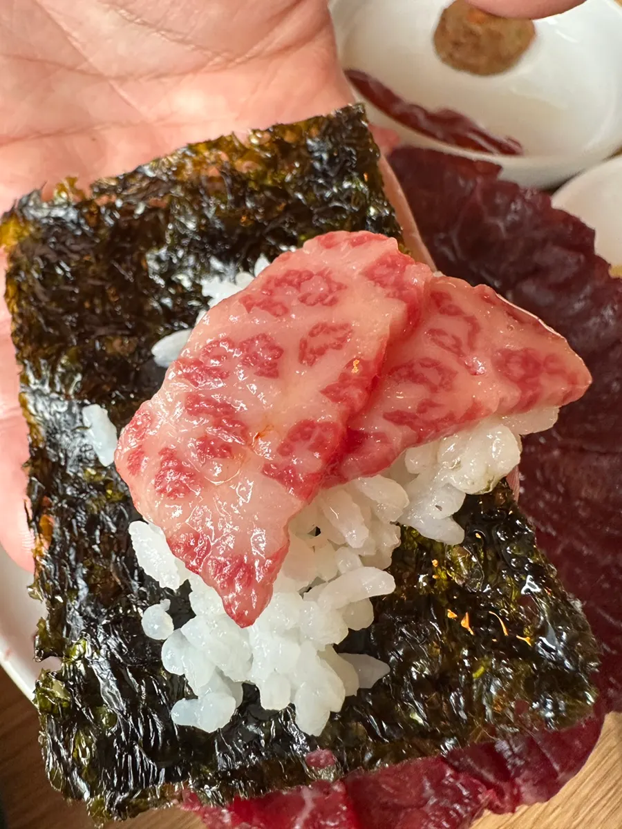 김에 올린 생차돌 사시미