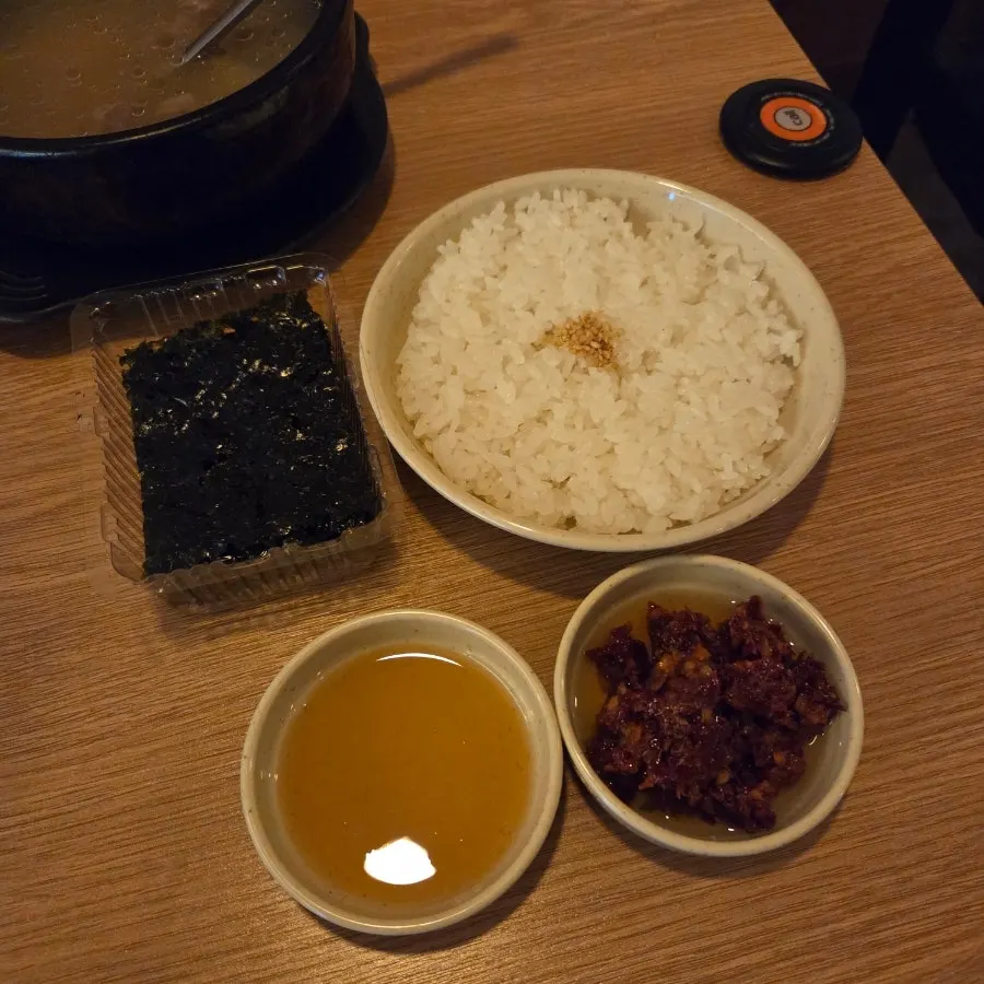 Side dishes including dongeurangttaeng and gim at Mihyang Mungtigi