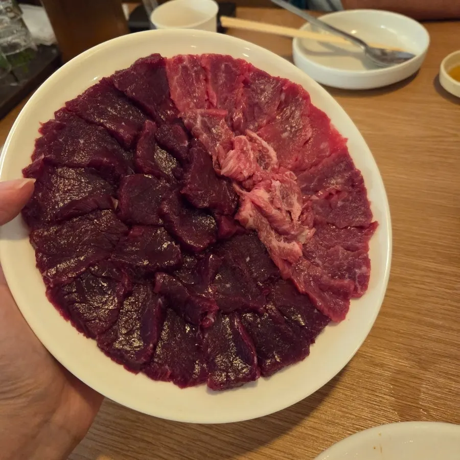 A plate with mungtigi and fresh chadol sashimi side by side
