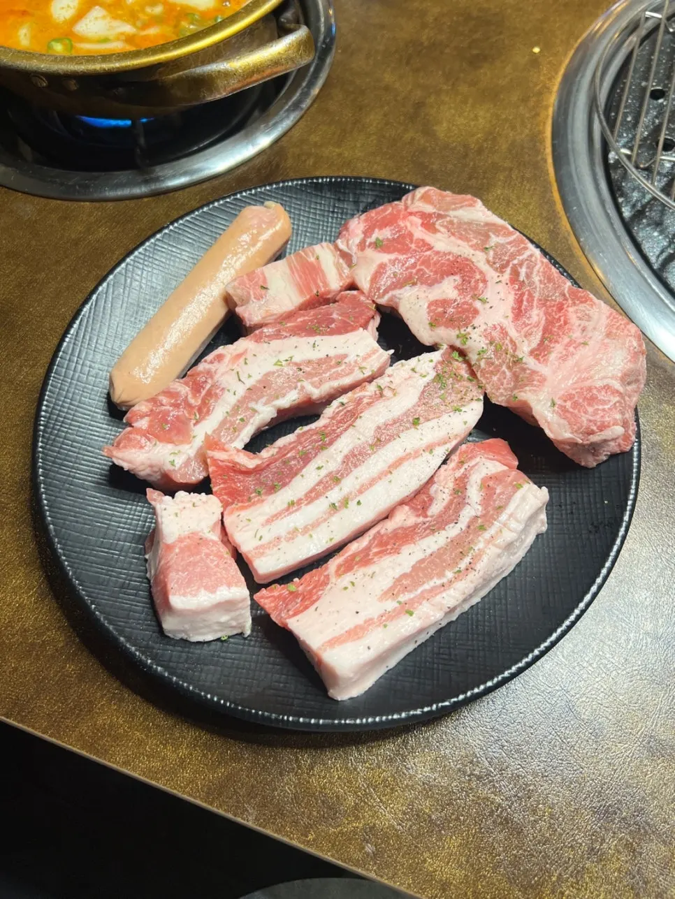 기본 반찬과 소스 세팅된 테이블