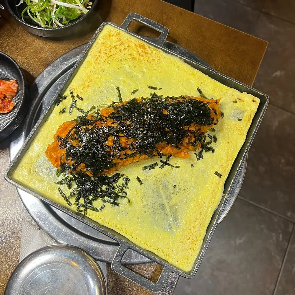 고기와 함께 차려진 테이블