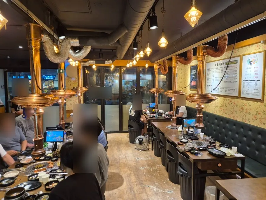 Mijin Chuksan Sinjurye-jeom crowded with Friday night customers