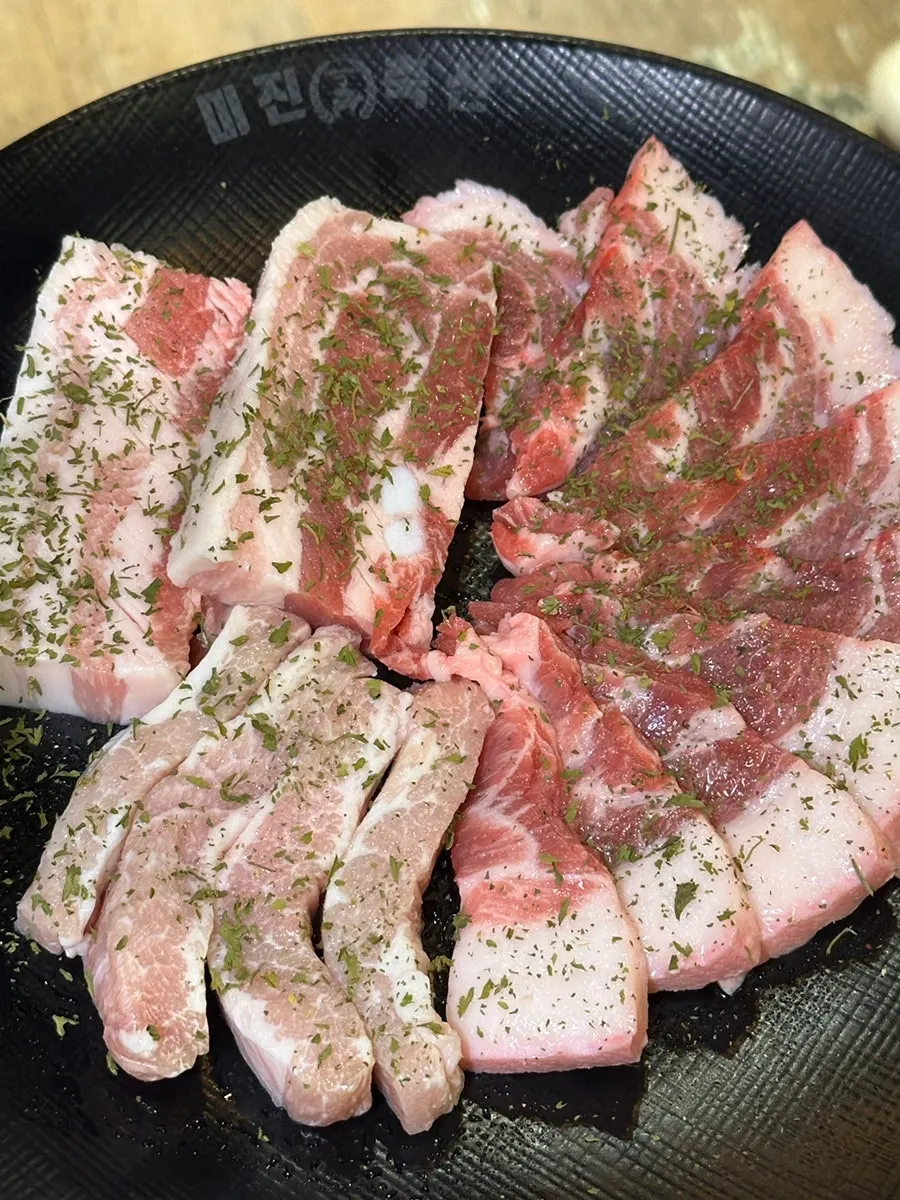 Meat grilling on the tabletop grill