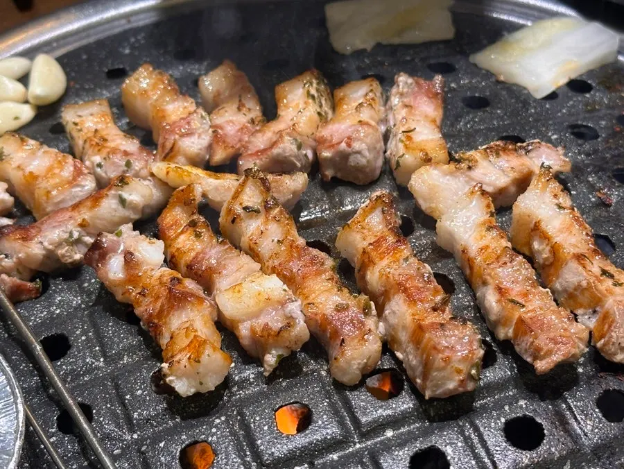 Golden, well-grilled fresh pork belly