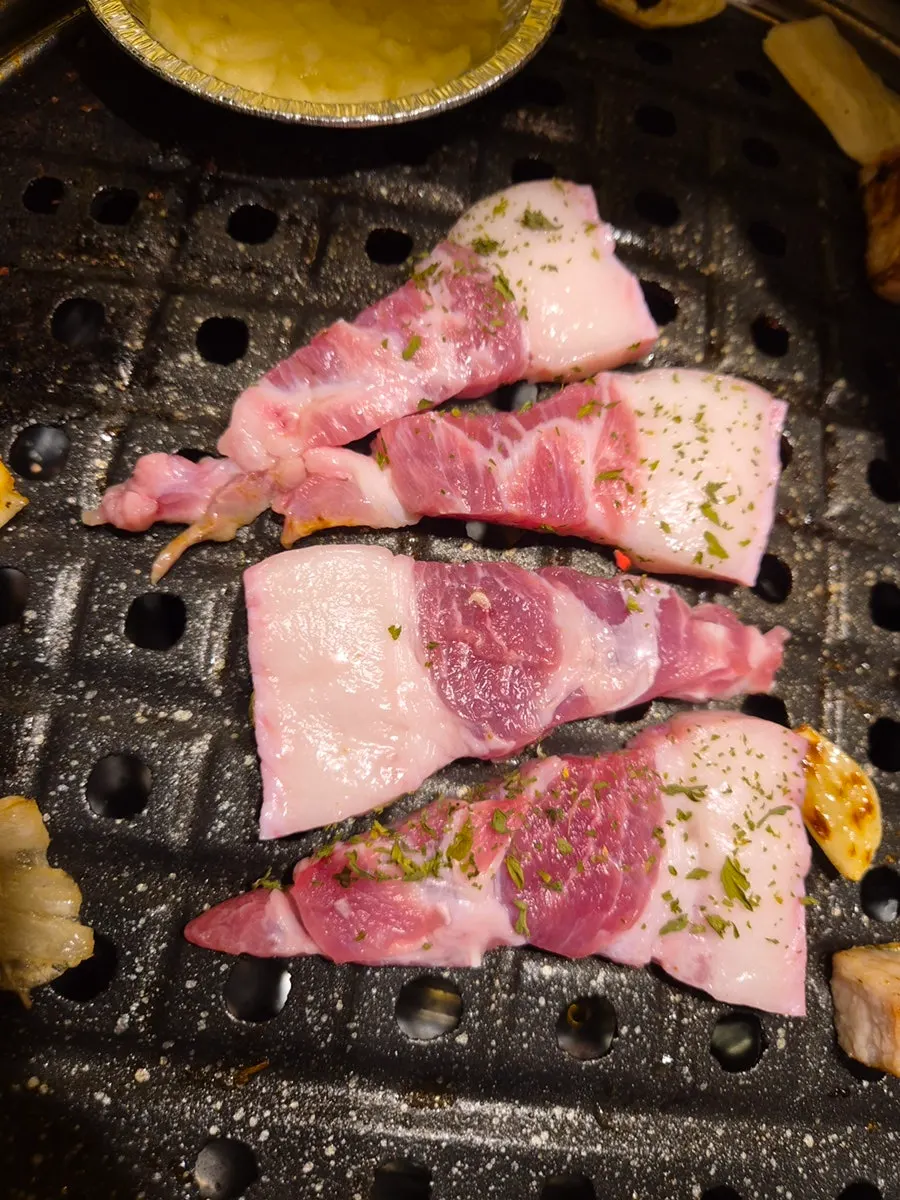 Kkodeulsal and moseori grilling on the plate