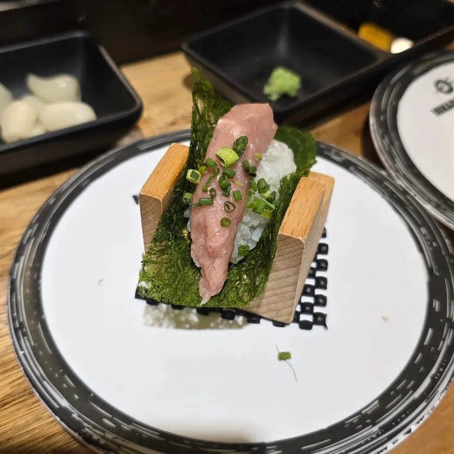 Red seabream belly and scallop sushi