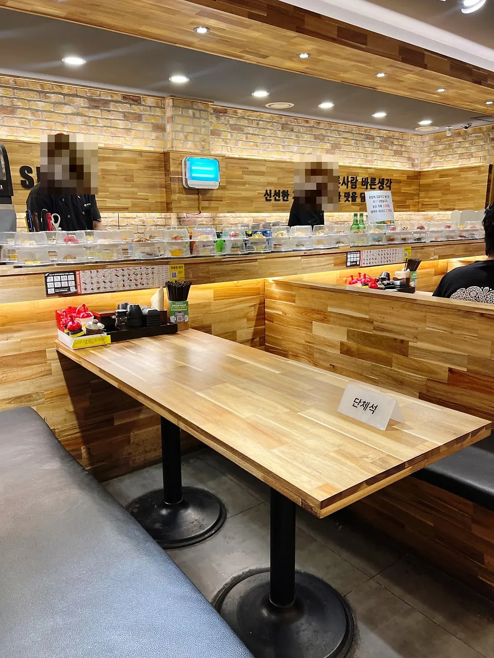 안쪽 3~4인 테이블석과 단체석 표시