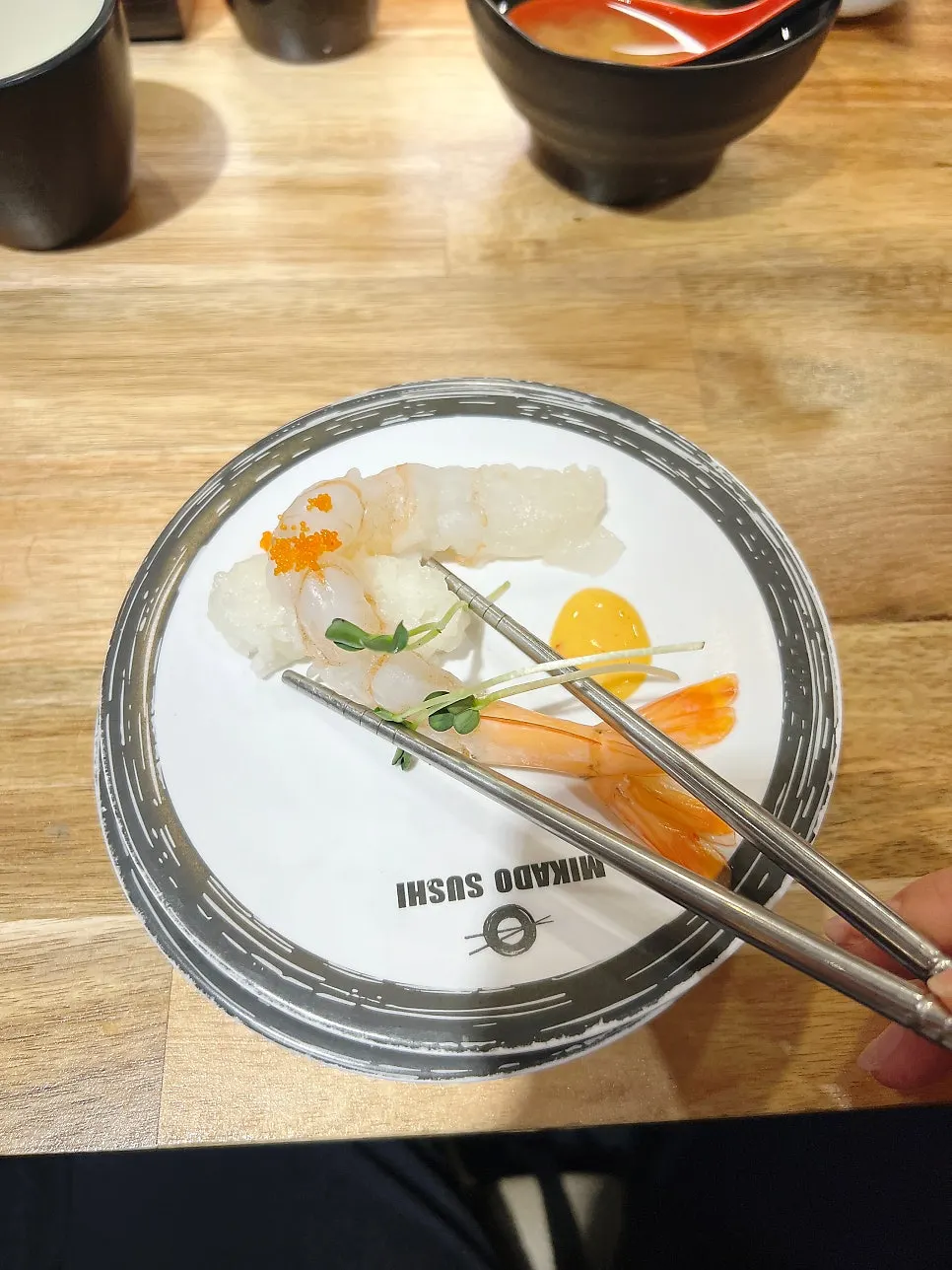 살이 큼직하게 올라간 붉은왕새우초밥 한 접시