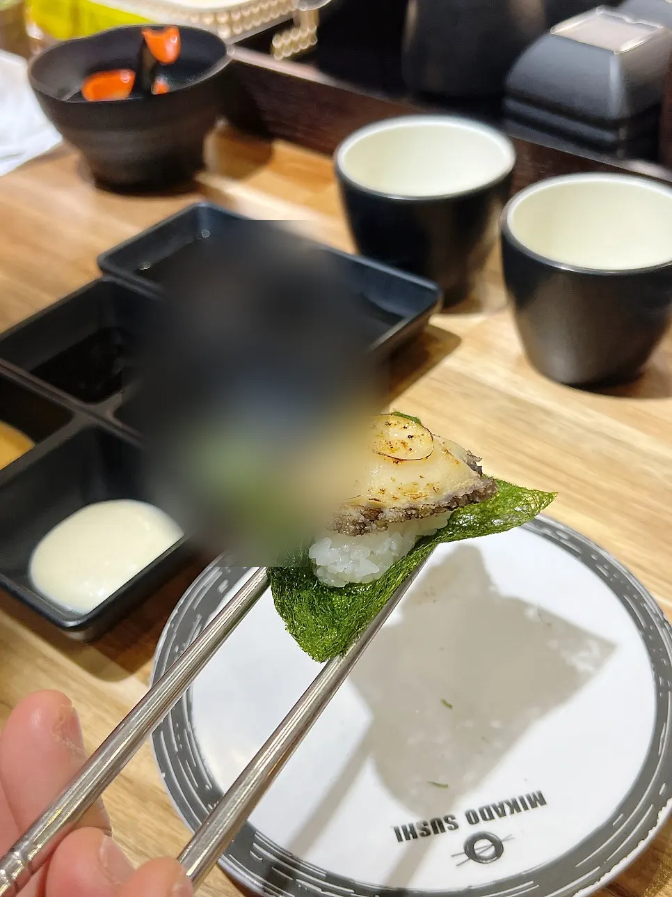 토치로 구워 따뜻하게 나온 초밥 메뉴
