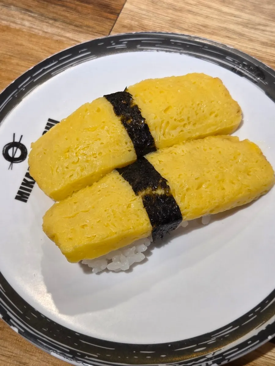 A flat-rate ₩2,100 sushi plate