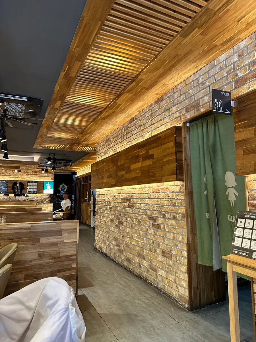 첫 접시로 집은 연어 초밥