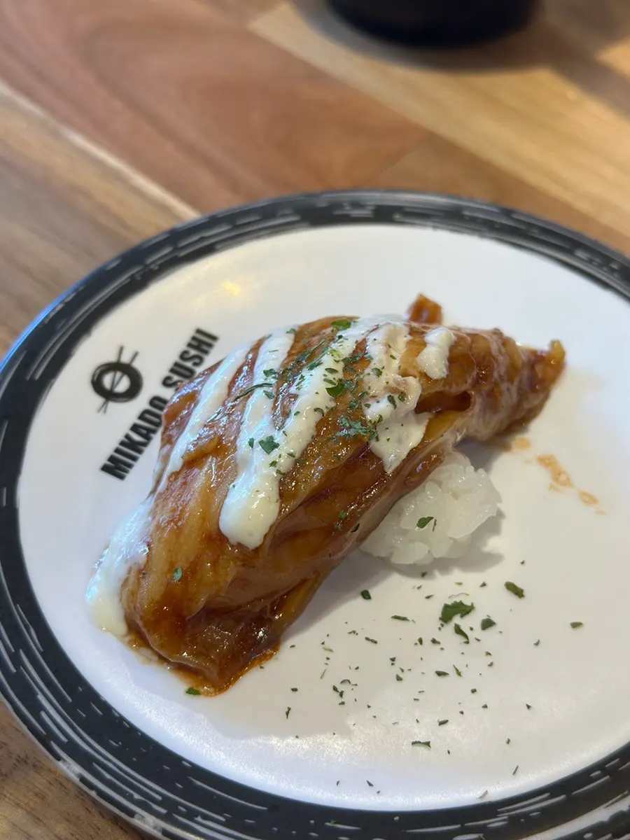단체석이 마련된 넓은 매장 내부