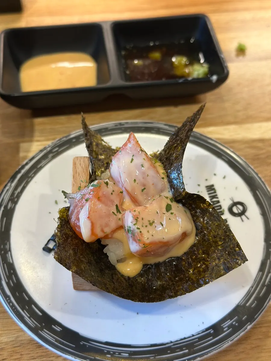 자리마다 놓인 소스와 와사비 세팅