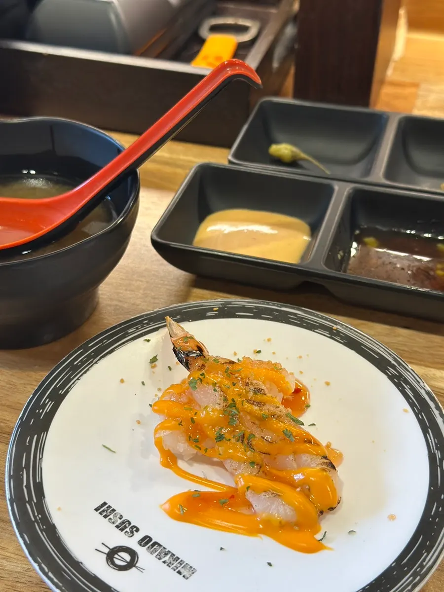 접시에 올려진 연어군함초밥