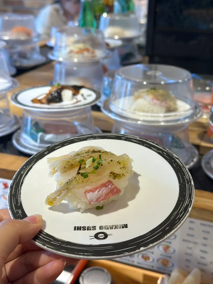 돈코츠라멘과 초밥 접시가 놓인 테이블