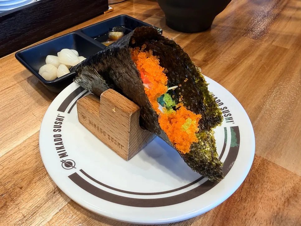 A plate of temaki