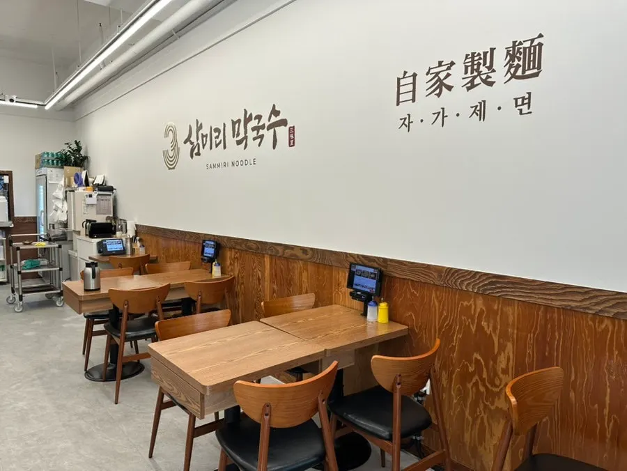 Interior seating at Samiri Makguksu Migeum Branch