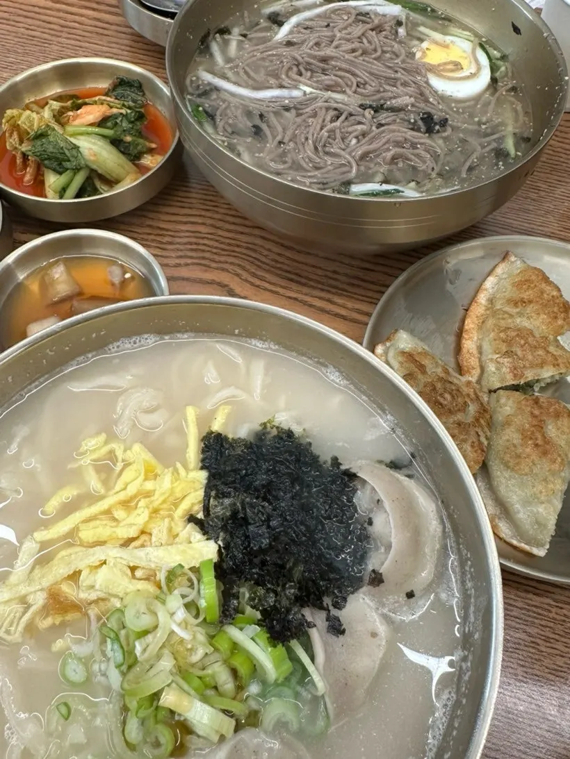 Menu listing makguksu and mandutguk dishes