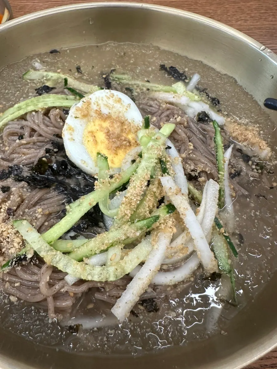 밑반찬으로 나온 배추김치와 열무김치