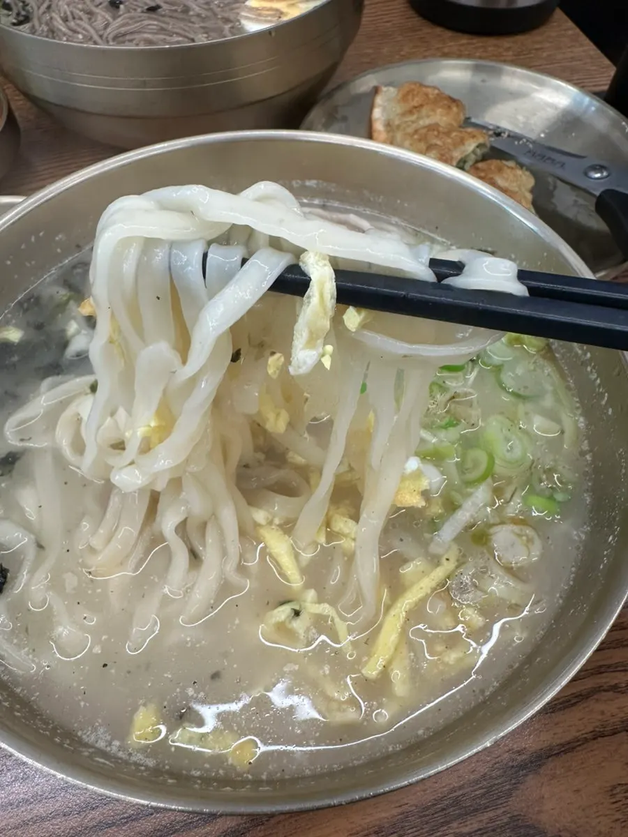 Close-up of the rich ox bone broth in kal-mandutguk