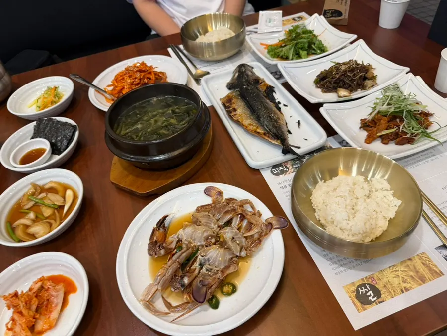 한상가득 2인세트 기본찬이 차려진 테이블