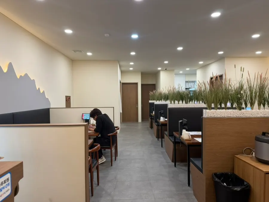 미꼬담 마곡발산점 정돈된 매장 내부 좌석