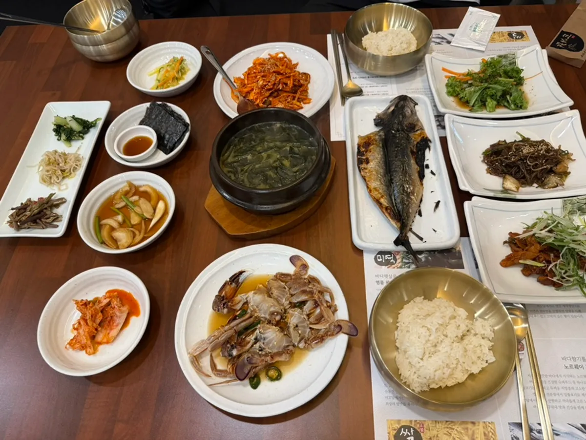 제육과 잡채, 나물이 차려진 기본찬 한 상