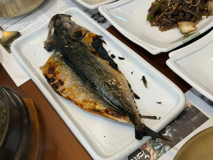 노릇하게 구워진 고등어구이