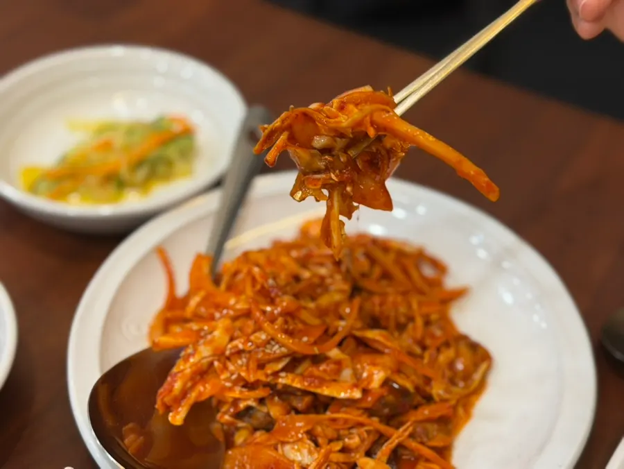 채소와 함께 새콤하게 버무린 꼬막 초무침