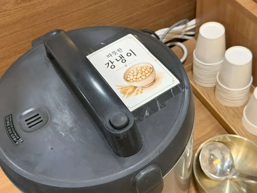 후식 코너에 준비된 따뜻한 강냉이