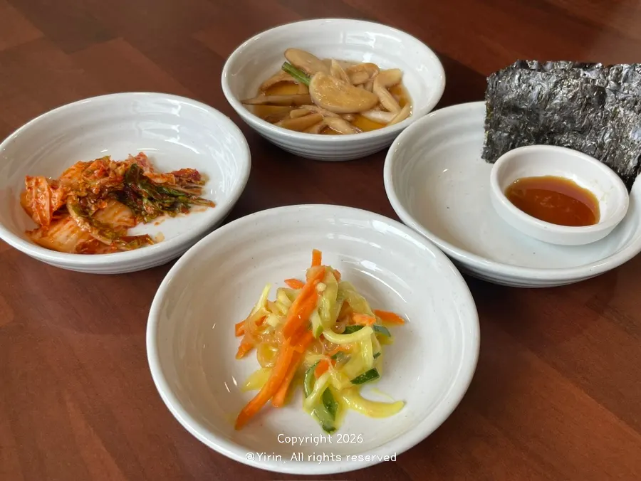 Pickled onions and seasoned laver side dishes